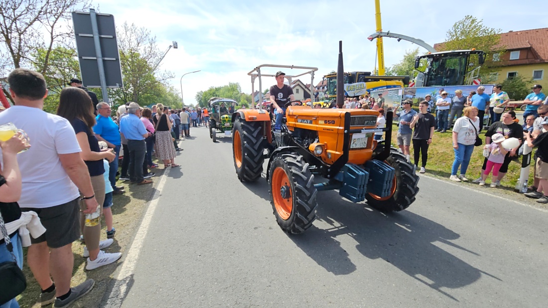 Bulldogtreffen in Kirchenpingarten... die Ausfahrt um 13:30Uhr.
Hunderte Oldtimer-Schlepper nahmen an der Rundfahrt teil.
Zahlreiche Besucher staunten und jubelten den Schleppern und deren Fahrern zu.