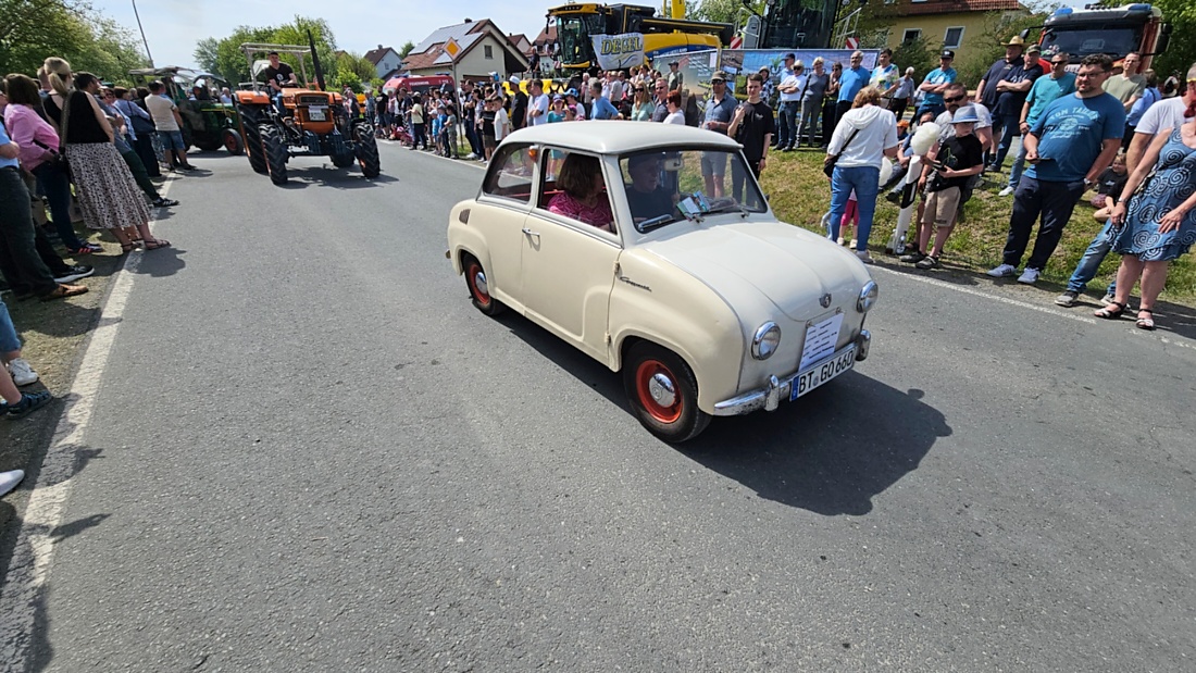 Bulldogtreffen in Kirchenpingarten... die Ausfahrt um 13:30Uhr.
Hunderte Oldtimer-Schlepper nahmen an der Rundfahrt teil.
Zahlreiche Besucher staunten und jubelten den Schleppern und deren Fahrern zu.