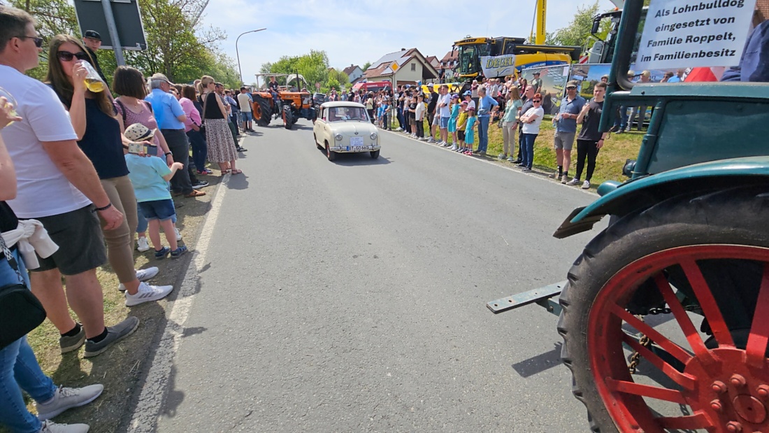 Bulldogtreffen in Kirchenpingarten... die Ausfahrt um 13:30Uhr.
Hunderte Oldtimer-Schlepper nahmen an der Rundfahrt teil.
Zahlreiche Besucher staunten und jubelten den Schleppern und deren Fahrern zu.