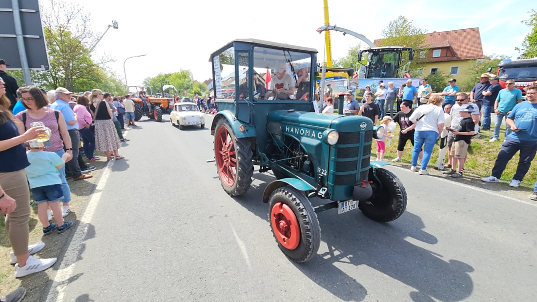 Bulldogtreffen in Kirchenpingarten... die Ausfahrt um 13:30Uhr.
Hunderte Oldtimer-Schlepper nahmen an der Rundfahrt teil.
Zahlreiche Besucher staunten und jubelten den Schleppern und deren Fahrern zu.