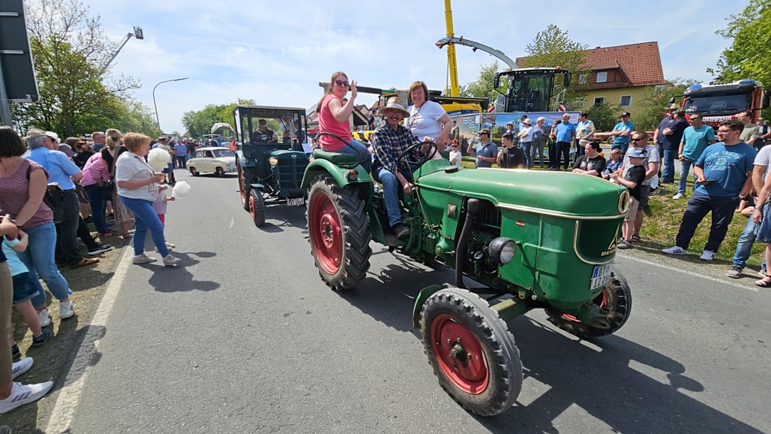 Bulldogtreffen in Kirchenpingarten... die Ausfahrt um 13:30Uhr.
Hunderte Oldtimer-Schlepper nahmen an der Rundfahrt teil.
Zahlreiche Besucher staunten und jubelten den Schleppern und deren Fahrern zu.