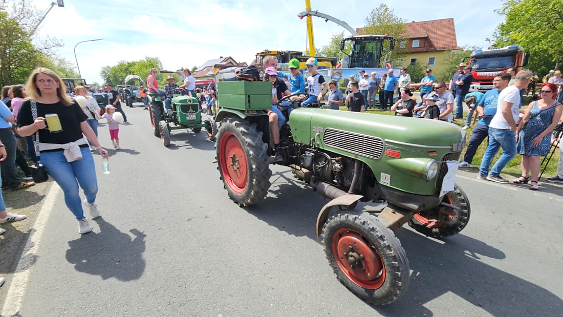 Bulldogtreffen in Kirchenpingarten... die Ausfahrt um 13:30Uhr.
Hunderte Oldtimer-Schlepper nahmen an der Rundfahrt teil.
Zahlreiche Besucher staunten und jubelten den Schleppern und deren Fahrern zu.