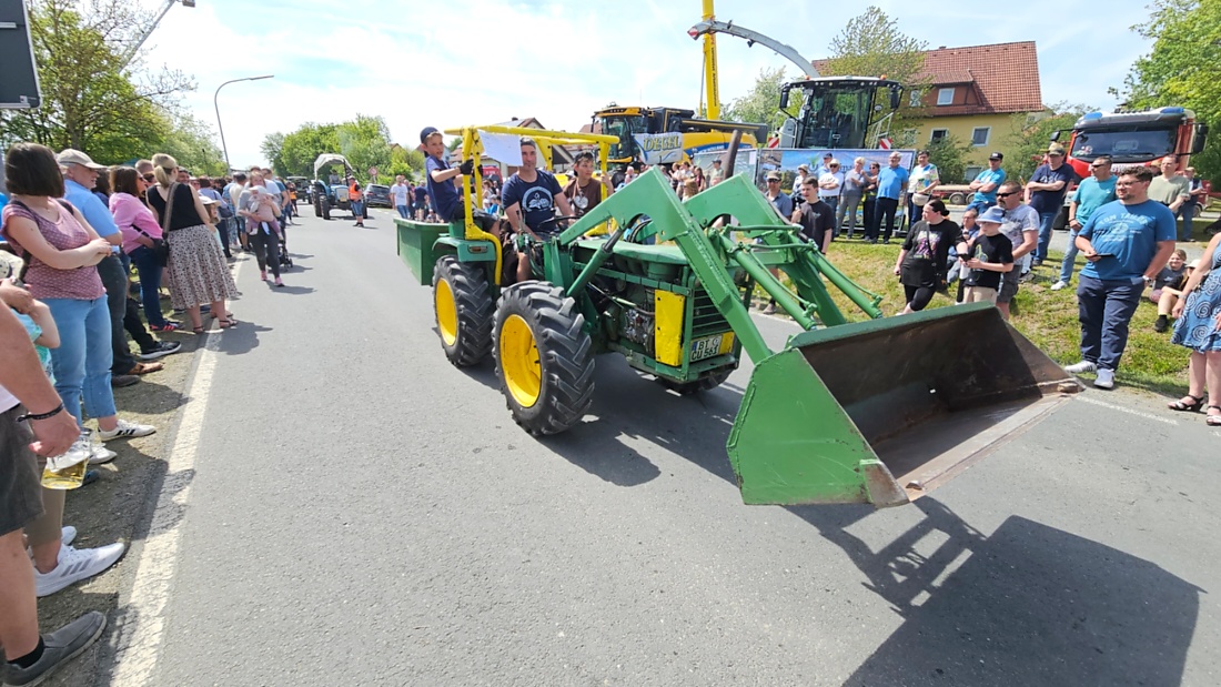 Bulldogtreffen in Kirchenpingarten... die Ausfahrt um 13:30Uhr.
Hunderte Oldtimer-Schlepper nahmen an der Rundfahrt teil.
Zahlreiche Besucher staunten und jubelten den Schleppern und deren Fahrern zu.