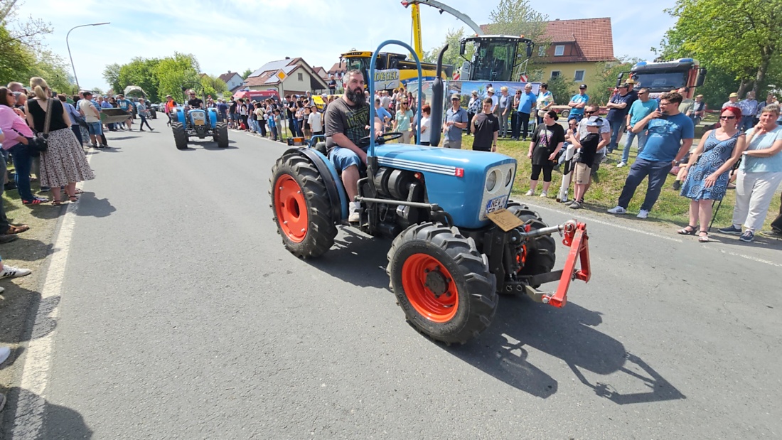 Bulldogtreffen in Kirchenpingarten... die Ausfahrt um 13:30Uhr.
Hunderte Oldtimer-Schlepper nahmen an der Rundfahrt teil.
Zahlreiche Besucher staunten und jubelten den Schleppern und deren Fahrern zu.