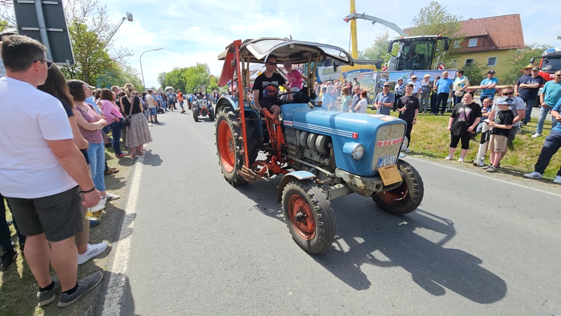 Bulldogtreffen in Kirchenpingarten... die Ausfahrt um 13:30Uhr.
Hunderte Oldtimer-Schlepper nahmen an der Rundfahrt teil.
Zahlreiche Besucher staunten und jubelten den Schleppern und deren Fahrern zu.