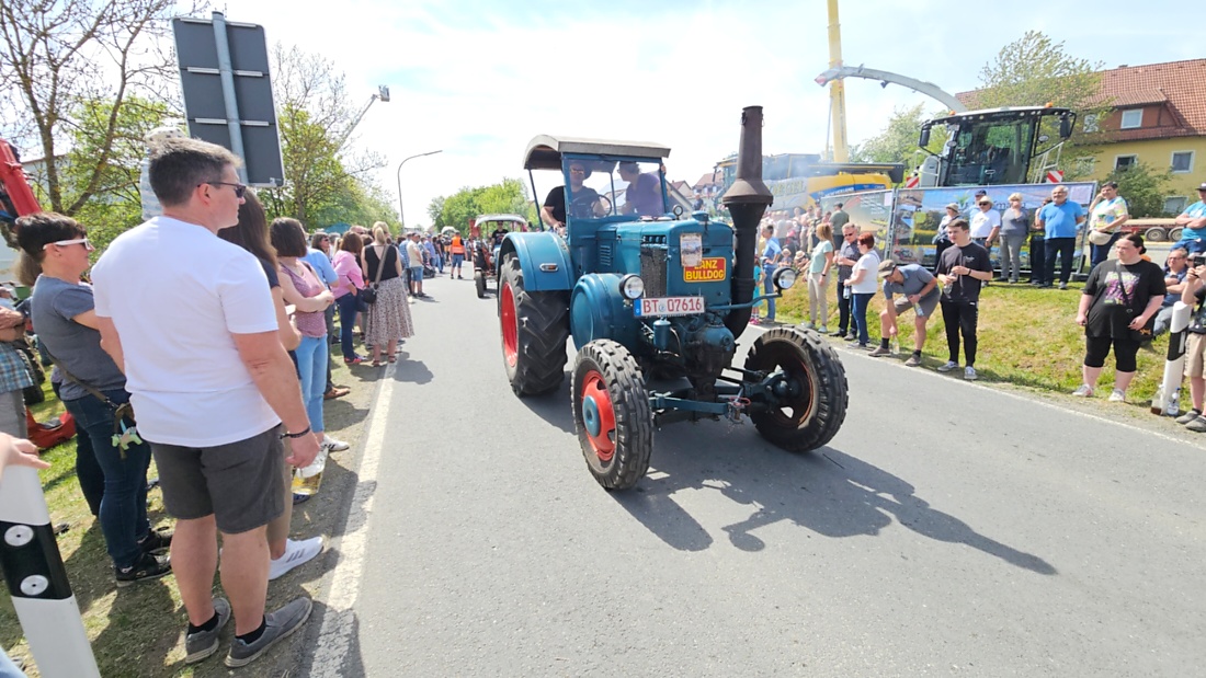 Bulldogtreffen in Kirchenpingarten... die Ausfahrt um 13:30Uhr.
Hunderte Oldtimer-Schlepper nahmen an der Rundfahrt teil.
Zahlreiche Besucher staunten und jubelten den Schleppern und deren Fahrern zu.