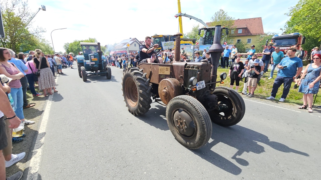 Bulldogtreffen in Kirchenpingarten... die Ausfahrt um 13:30Uhr.
Hunderte Oldtimer-Schlepper nahmen an der Rundfahrt teil.
Zahlreiche Besucher staunten und jubelten den Schleppern und deren Fahrern zu.