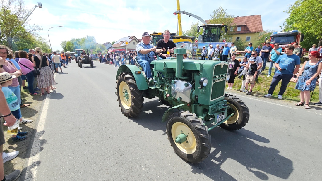 Bulldogtreffen in Kirchenpingarten... die Ausfahrt um 13:30Uhr.
Hunderte Oldtimer-Schlepper nahmen an der Rundfahrt teil.
Zahlreiche Besucher staunten und jubelten den Schleppern und deren Fahrern zu.