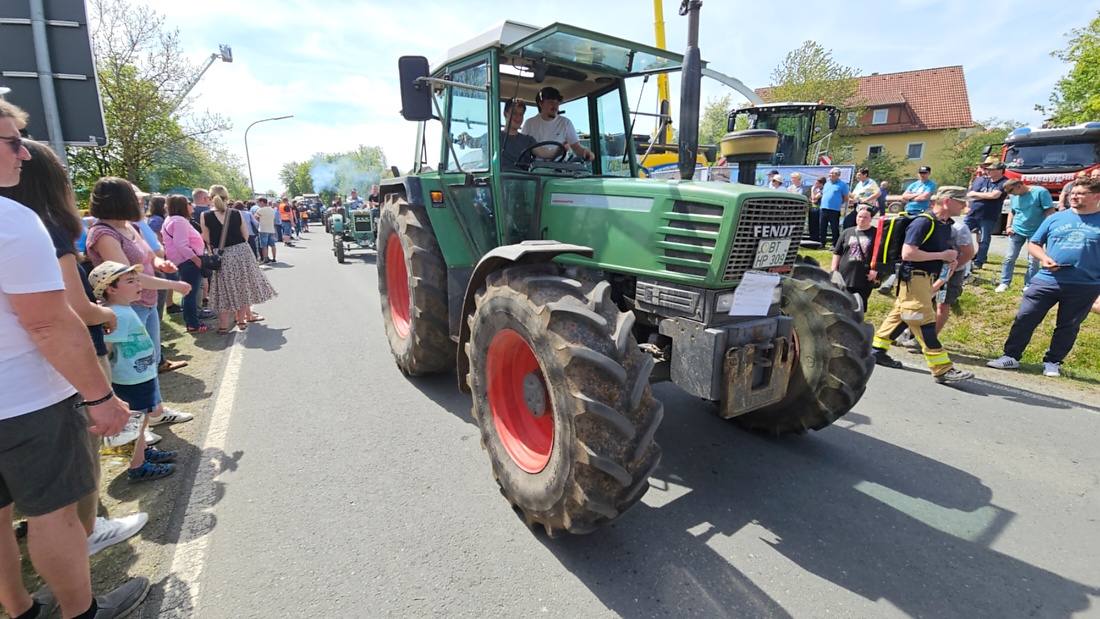 Bulldogtreffen in Kirchenpingarten... die Ausfahrt um 13:30Uhr.
Hunderte Oldtimer-Schlepper nahmen an der Rundfahrt teil.
Zahlreiche Besucher staunten und jubelten den Schleppern und deren Fahrern zu.