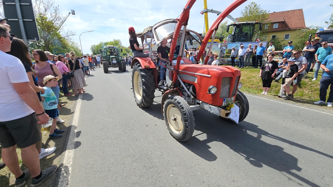 Bulldogtreffen in Kirchenpingarten... die Ausfahrt um 13:30Uhr.
Hunderte Oldtimer-Schlepper nahmen an der Rundfahrt teil.
Zahlreiche Besucher staunten und jubelten den Schleppern und deren Fahrern zu.