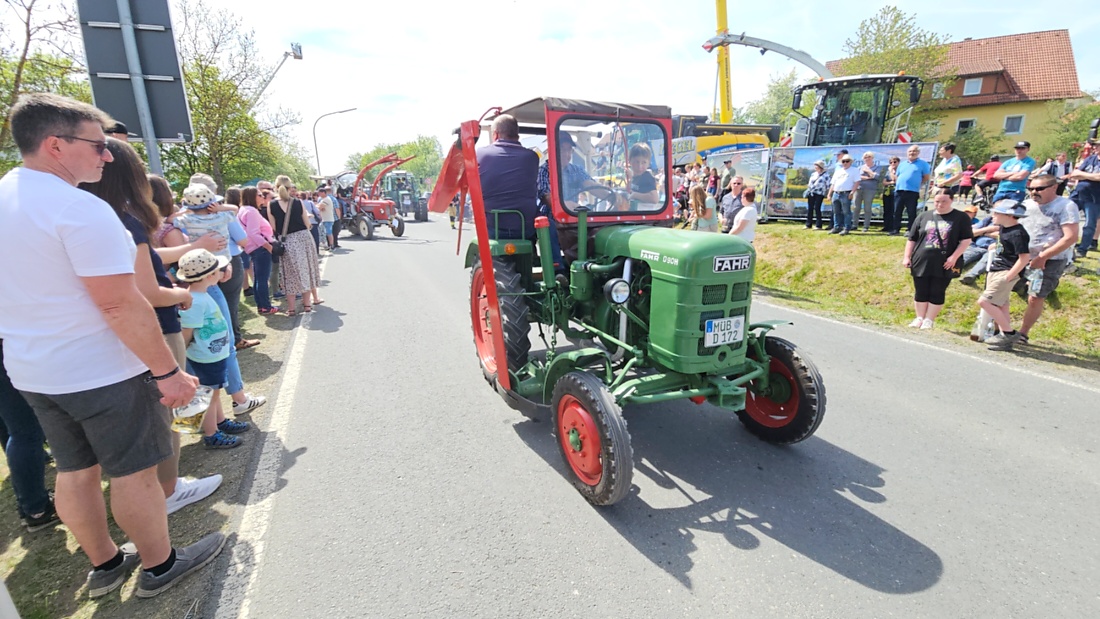 Bulldogtreffen in Kirchenpingarten... die Ausfahrt um 13:30Uhr.
Hunderte Oldtimer-Schlepper nahmen an der Rundfahrt teil.
Zahlreiche Besucher staunten und jubelten den Schleppern und deren Fahrern zu.