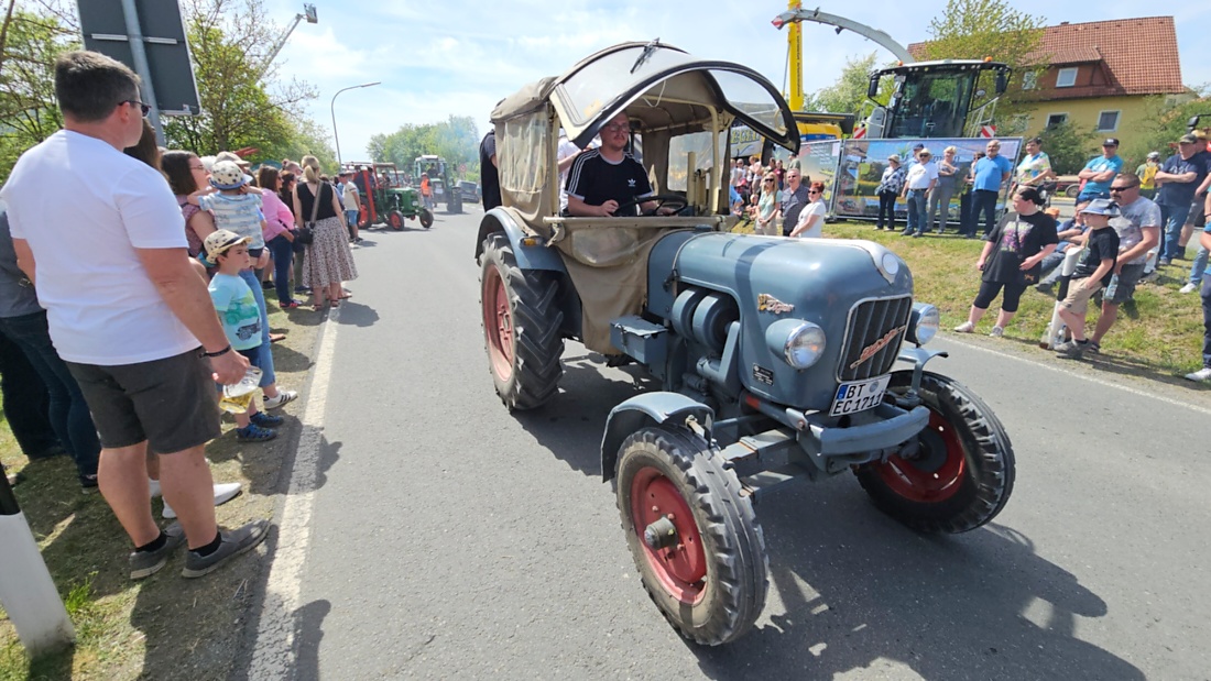 Bulldogtreffen in Kirchenpingarten... die Ausfahrt um 13:30Uhr.
Hunderte Oldtimer-Schlepper nahmen an der Rundfahrt teil.
Zahlreiche Besucher staunten und jubelten den Schleppern und deren Fahrern zu.