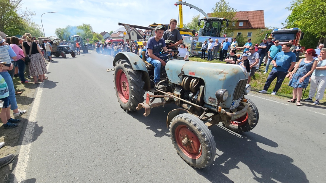 Bulldogtreffen in Kirchenpingarten... die Ausfahrt um 13:30Uhr.
Hunderte Oldtimer-Schlepper nahmen an der Rundfahrt teil.
Zahlreiche Besucher staunten und jubelten den Schleppern und deren Fahrern zu.