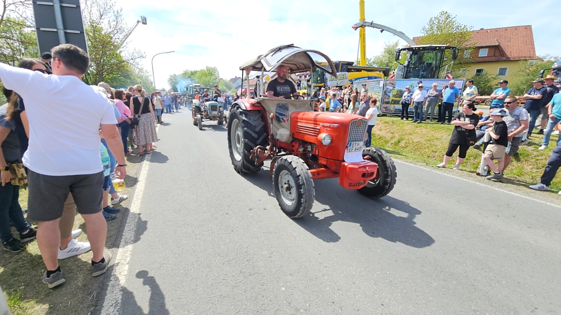 Bulldogtreffen in Kirchenpingarten... die Ausfahrt um 13:30Uhr.
Hunderte Oldtimer-Schlepper nahmen an der Rundfahrt teil.
Zahlreiche Besucher staunten und jubelten den Schleppern und deren Fahrern zu.