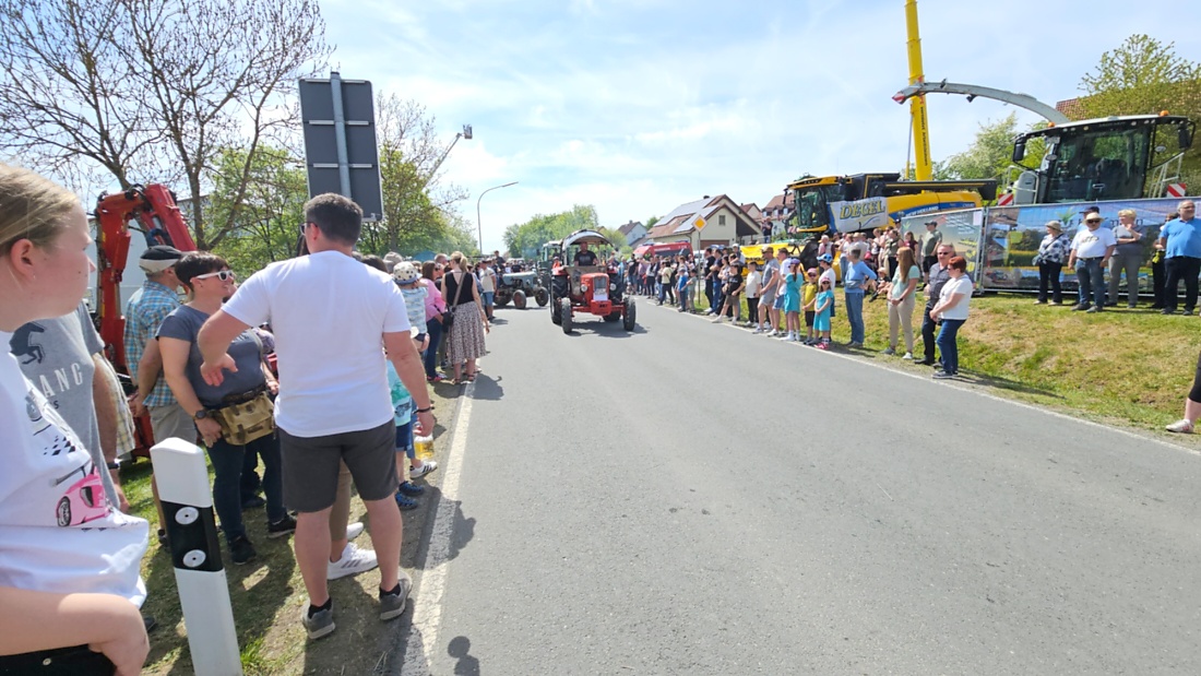 Bulldogtreffen in Kirchenpingarten... die Ausfahrt um 13:30Uhr.
Hunderte Oldtimer-Schlepper nahmen an der Rundfahrt teil.
Zahlreiche Besucher staunten und jubelten den Schleppern und deren Fahrern zu.