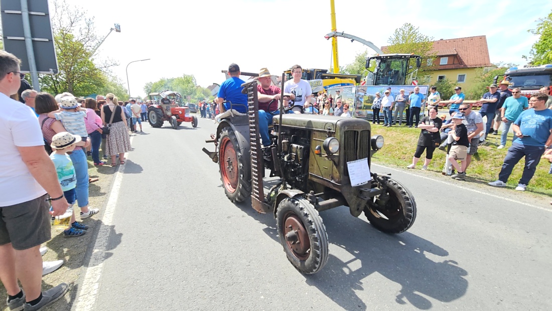 Bulldogtreffen in Kirchenpingarten... die Ausfahrt um 13:30Uhr.
Hunderte Oldtimer-Schlepper nahmen an der Rundfahrt teil.
Zahlreiche Besucher staunten und jubelten den Schleppern und deren Fahrern zu.
