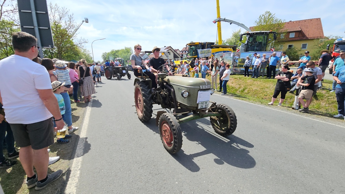 Bulldogtreffen in Kirchenpingarten... die Ausfahrt um 13:30Uhr.
Hunderte Oldtimer-Schlepper nahmen an der Rundfahrt teil.
Zahlreiche Besucher staunten und jubelten den Schleppern und deren Fahrern zu.