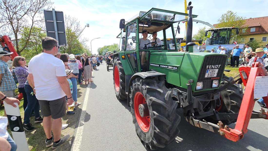 Bulldogtreffen in Kirchenpingarten... die Ausfahrt um 13:30Uhr.
Hunderte Oldtimer-Schlepper nahmen an der Rundfahrt teil.
Zahlreiche Besucher staunten und jubelten den Schleppern und deren Fahrern zu.