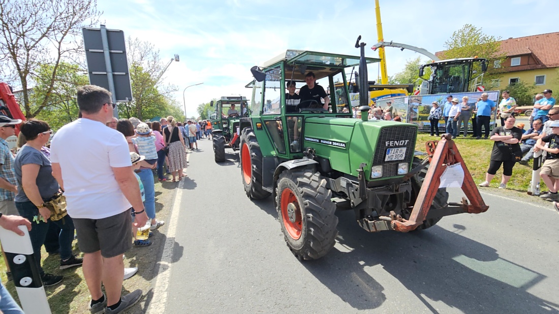 Bulldogtreffen in Kirchenpingarten... die Ausfahrt um 13:30Uhr.
Hunderte Oldtimer-Schlepper nahmen an der Rundfahrt teil.
Zahlreiche Besucher staunten und jubelten den Schleppern und deren Fahrern zu.