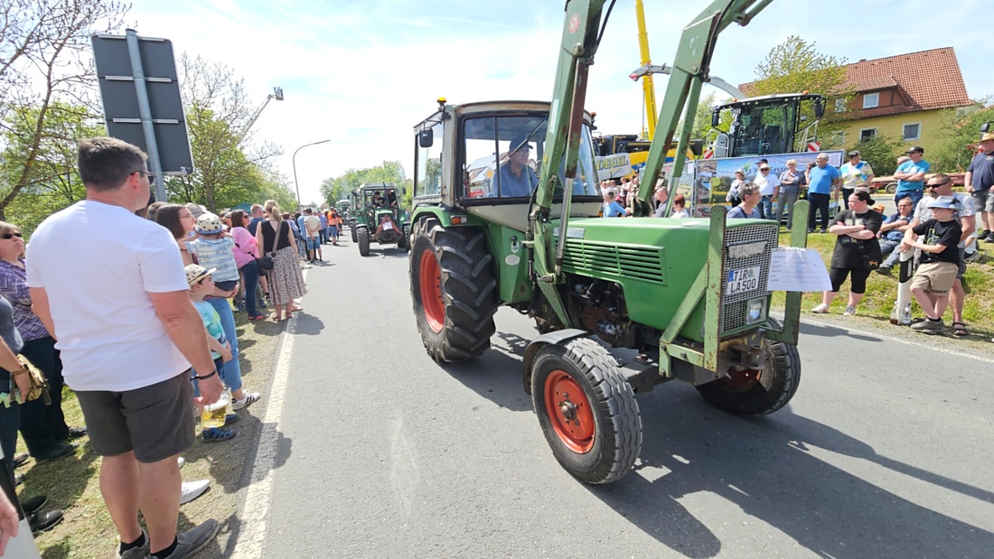 Bulldogtreffen in Kirchenpingarten... die Ausfahrt um 13:30Uhr.
Hunderte Oldtimer-Schlepper nahmen an der Rundfahrt teil.
Zahlreiche Besucher staunten und jubelten den Schleppern und deren Fahrern zu.