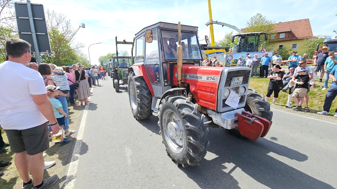 Bulldogtreffen in Kirchenpingarten... die Ausfahrt um 13:30Uhr.
Hunderte Oldtimer-Schlepper nahmen an der Rundfahrt teil.
Zahlreiche Besucher staunten und jubelten den Schleppern und deren Fahrern zu.