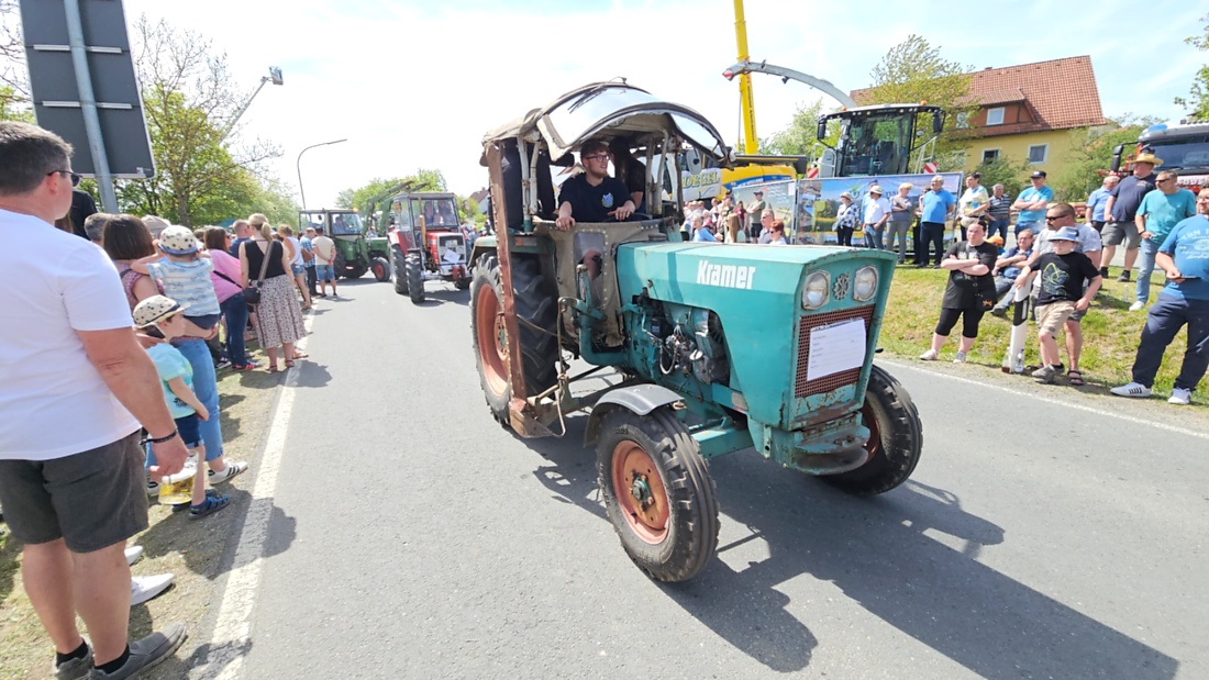 Bulldogtreffen in Kirchenpingarten... die Ausfahrt um 13:30Uhr.
Hunderte Oldtimer-Schlepper nahmen an der Rundfahrt teil.
Zahlreiche Besucher staunten und jubelten den Schleppern und deren Fahrern zu.