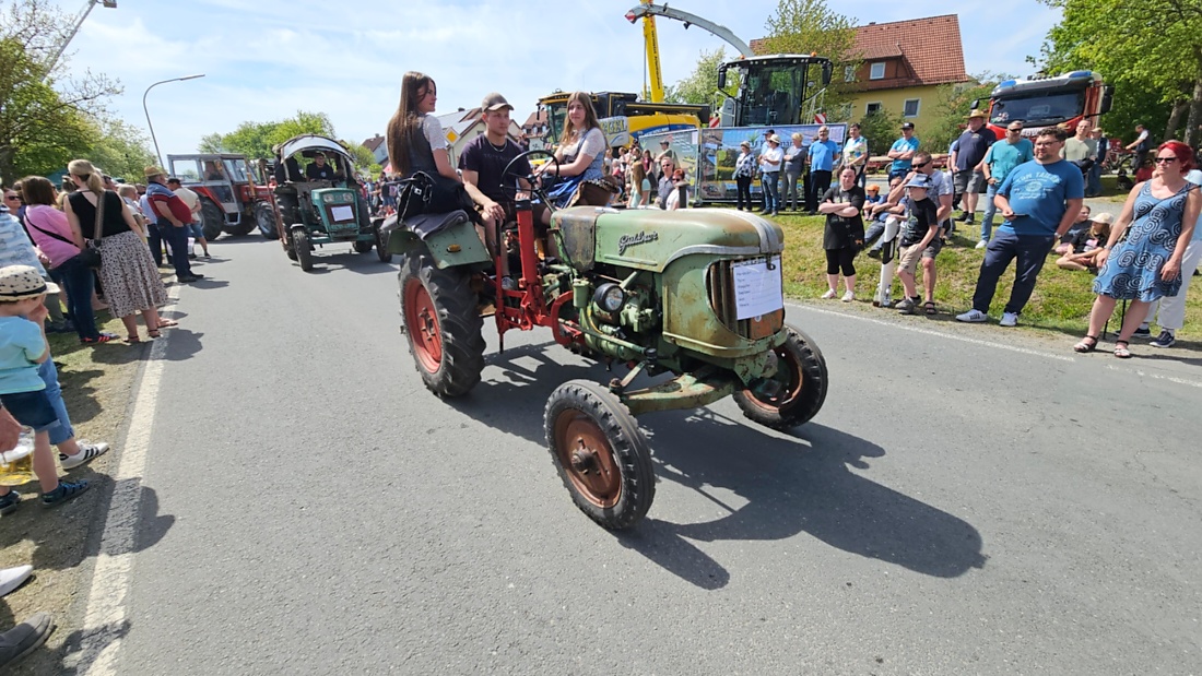 Bulldogtreffen in Kirchenpingarten... die Ausfahrt um 13:30Uhr.
Hunderte Oldtimer-Schlepper nahmen an der Rundfahrt teil.
Zahlreiche Besucher staunten und jubelten den Schleppern und deren Fahrern zu.