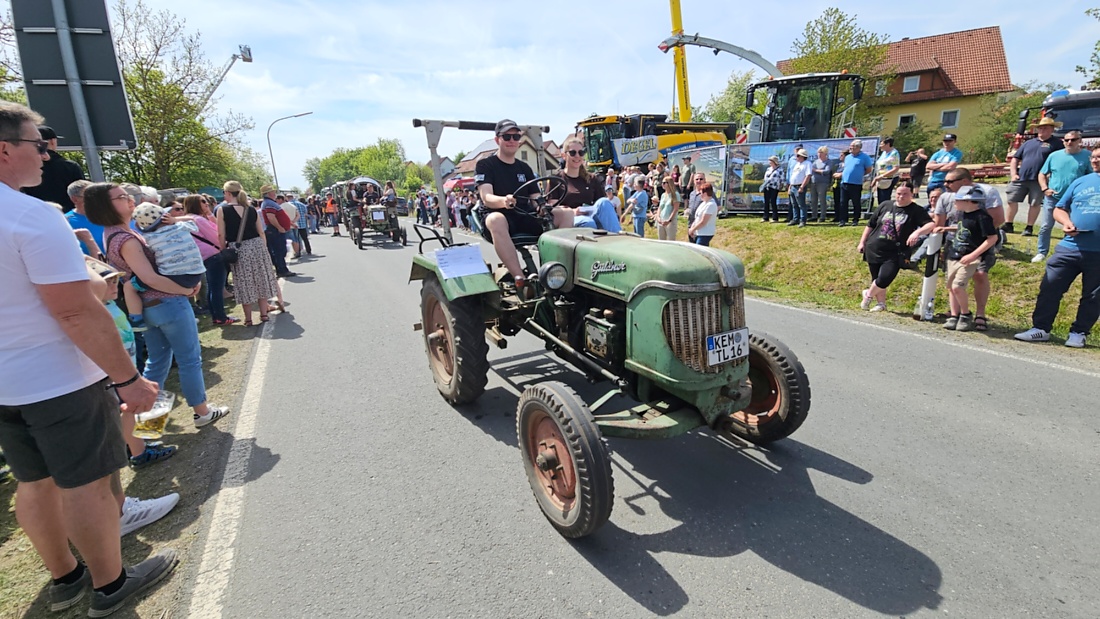 Bulldogtreffen in Kirchenpingarten... die Ausfahrt um 13:30Uhr.
Hunderte Oldtimer-Schlepper nahmen an der Rundfahrt teil.
Zahlreiche Besucher staunten und jubelten den Schleppern und deren Fahrern zu.