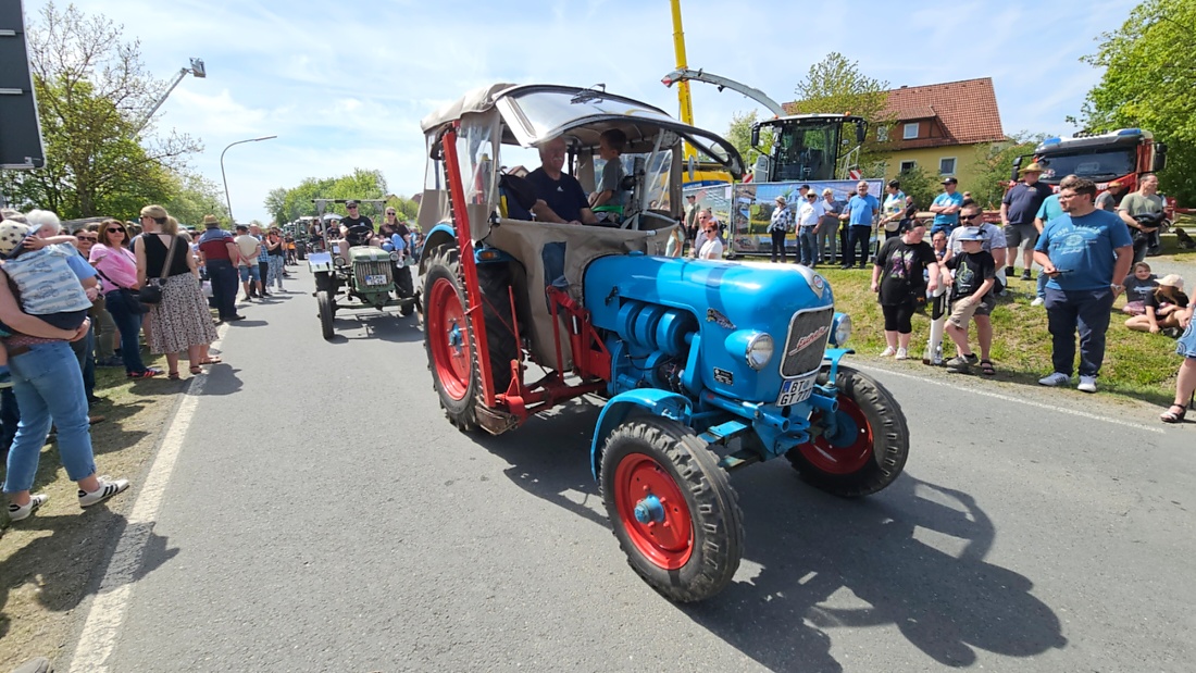 Bulldogtreffen in Kirchenpingarten... die Ausfahrt um 13:30Uhr.
Hunderte Oldtimer-Schlepper nahmen an der Rundfahrt teil.
Zahlreiche Besucher staunten und jubelten den Schleppern und deren Fahrern zu.