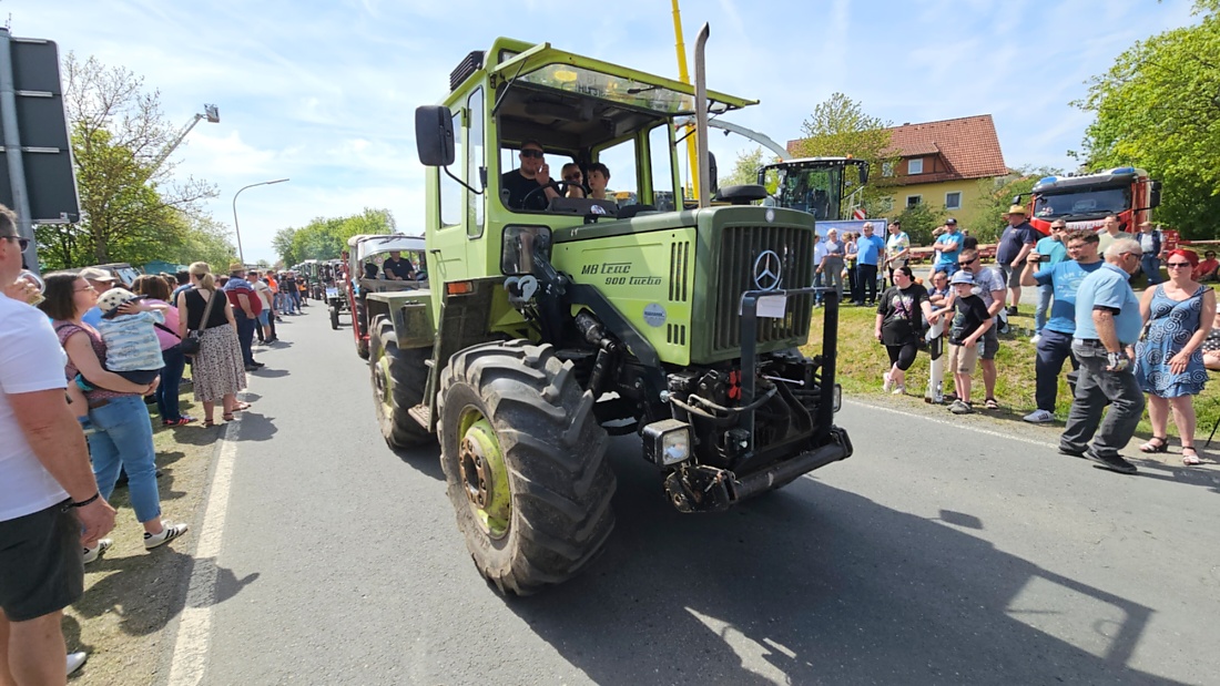 Bulldogtreffen in Kirchenpingarten... die Ausfahrt um 13:30Uhr.
Hunderte Oldtimer-Schlepper nahmen an der Rundfahrt teil.
Zahlreiche Besucher staunten und jubelten den Schleppern und deren Fahrern zu.