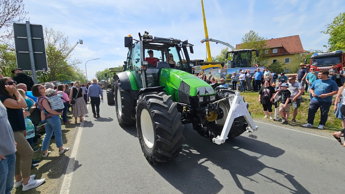 Bulldogtreffen in Kirchenpingarten... die Ausfahrt um 13:30Uhr.
Hunderte Oldtimer-Schlepper nahmen an der Rundfahrt teil.
Zahlreiche Besucher staunten und jubelten den Schleppern und deren Fahrern zu.