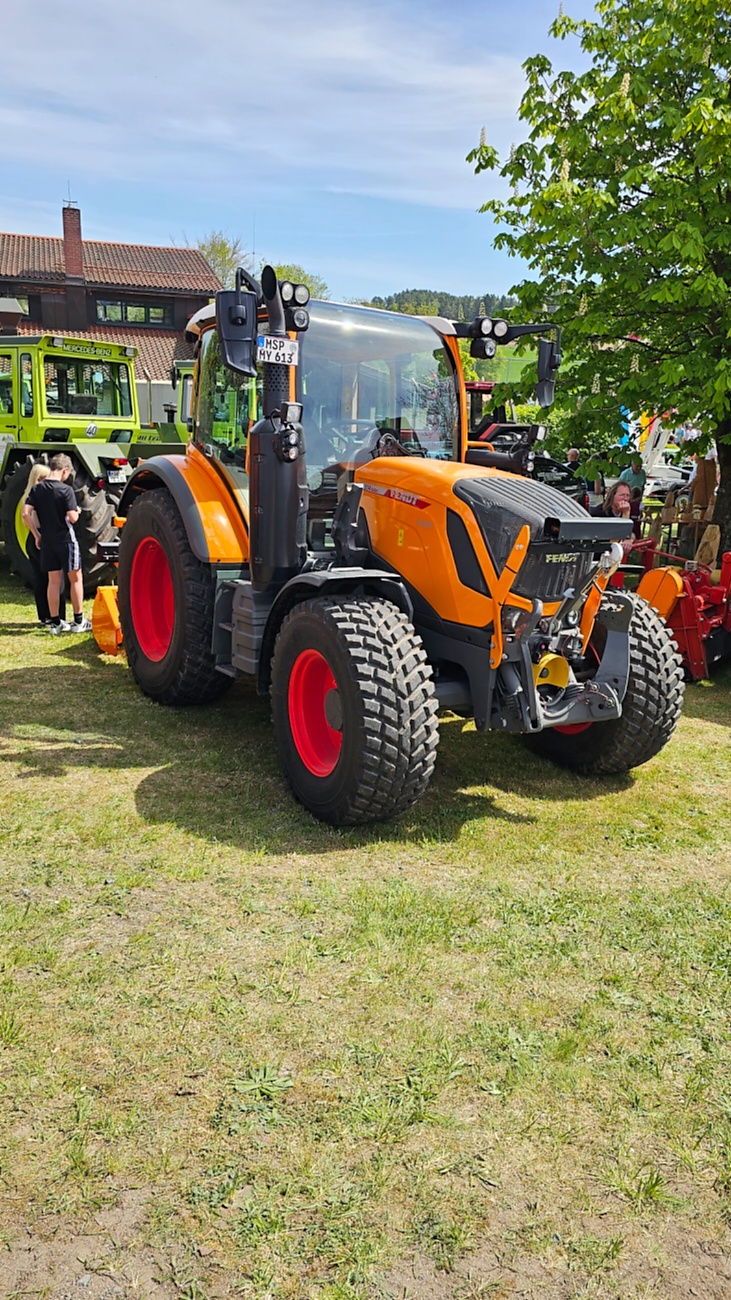 Bulldogtreffen in Kirchenpingarten... die Ausfahrt um 13:30Uhr.
Hunderte Oldtimer-Schlepper nahmen an der Rundfahrt teil.
Zahlreiche Besucher staunten und jubelten den Schleppern und deren Fahrern zu.