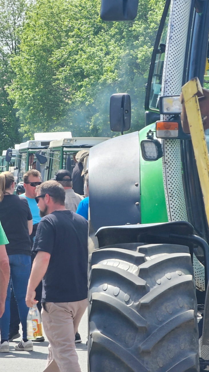Bulldogtreffen in Kirchenpingarten... die Ausfahrt um 13:30Uhr.
Hunderte Oldtimer-Schlepper nahmen an der Rundfahrt teil.
Zahlreiche Besucher staunten und jubelten den Schleppern und deren Fahrern zu.