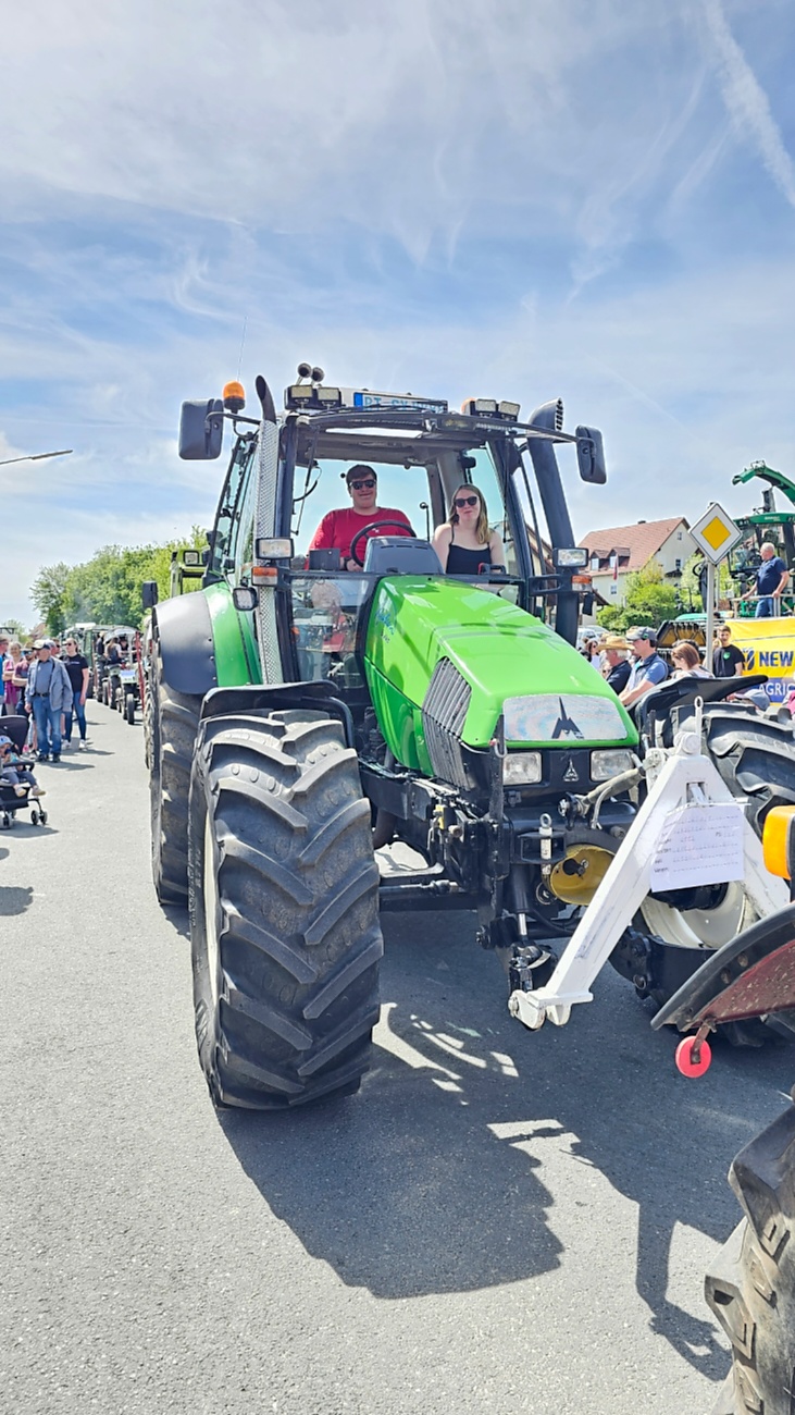 Bulldogtreffen in Kirchenpingarten... die Ausfahrt um 13:30Uhr.
Hunderte Oldtimer-Schlepper nahmen an der Rundfahrt teil.
Zahlreiche Besucher staunten und jubelten den Schleppern und deren Fahrern zu.