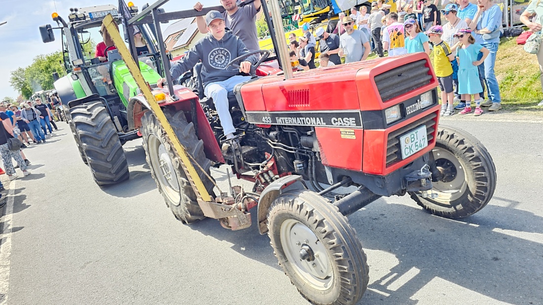 Bulldogtreffen in Kirchenpingarten... die Ausfahrt um 13:30Uhr.
Hunderte Oldtimer-Schlepper nahmen an der Rundfahrt teil.
Zahlreiche Besucher staunten und jubelten den Schleppern und deren Fahrern zu.