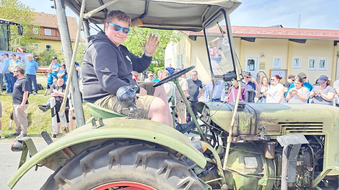 Bulldogtreffen in Kirchenpingarten... die Ausfahrt um 13:30Uhr.
Hunderte Oldtimer-Schlepper nahmen an der Rundfahrt teil.
Zahlreiche Besucher staunten und jubelten den Schleppern und deren Fahrern zu.