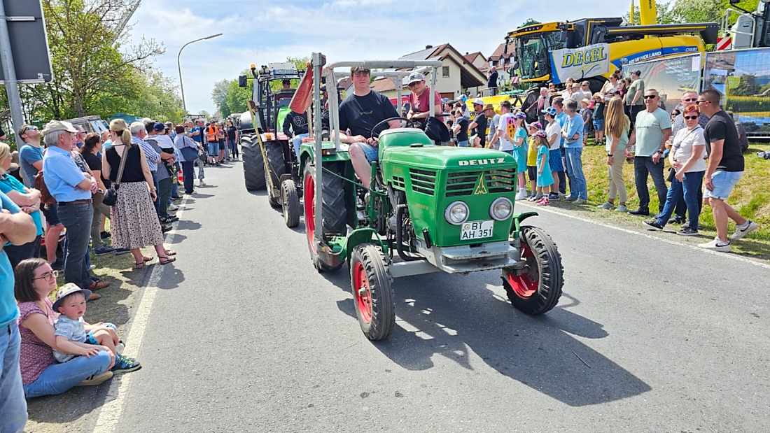 Bulldogtreffen in Kirchenpingarten... die Ausfahrt um 13:30Uhr.
Hunderte Oldtimer-Schlepper nahmen an der Rundfahrt teil.
Zahlreiche Besucher staunten und jubelten den Schleppern und deren Fahrern zu.