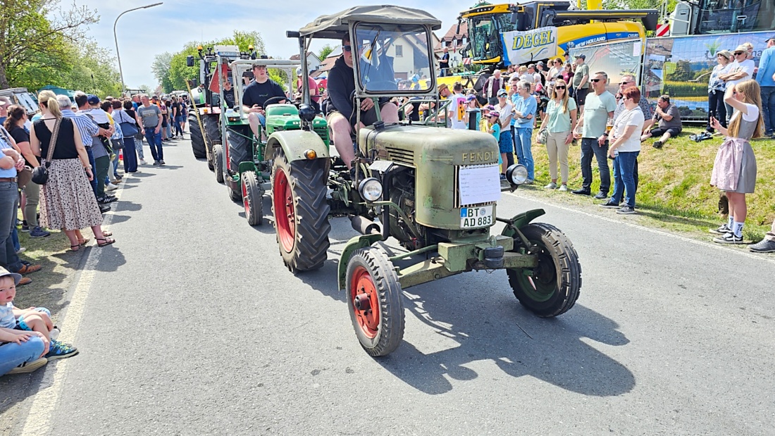 Bulldogtreffen in Kirchenpingarten... die Ausfahrt um 13:30Uhr.
Hunderte Oldtimer-Schlepper nahmen an der Rundfahrt teil.
Zahlreiche Besucher staunten und jubelten den Schleppern und deren Fahrern zu.