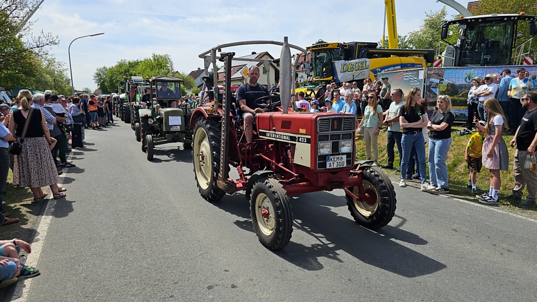 Bulldogtreffen in Kirchenpingarten... die Ausfahrt um 13:30Uhr.
Hunderte Oldtimer-Schlepper nahmen an der Rundfahrt teil.
Zahlreiche Besucher staunten und jubelten den Schleppern und deren Fahrern zu.