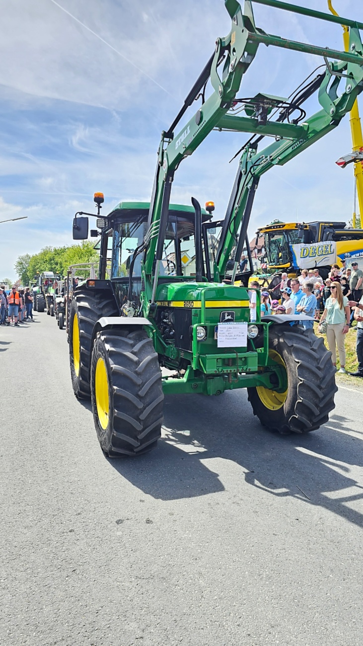 Bulldogtreffen in Kirchenpingarten... die Ausfahrt um 13:30Uhr.
Hunderte Oldtimer-Schlepper nahmen an der Rundfahrt teil.
Zahlreiche Besucher staunten und jubelten den Schleppern und deren Fahrern zu.