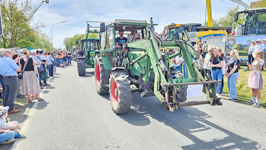 Bulldogtreffen in Kirchenpingarten... die Ausfahrt um 13:30Uhr.
Hunderte Oldtimer-Schlepper nahmen an der Rundfahrt teil.
Zahlreiche Besucher staunten und jubelten den Schleppern und deren Fahrern zu.