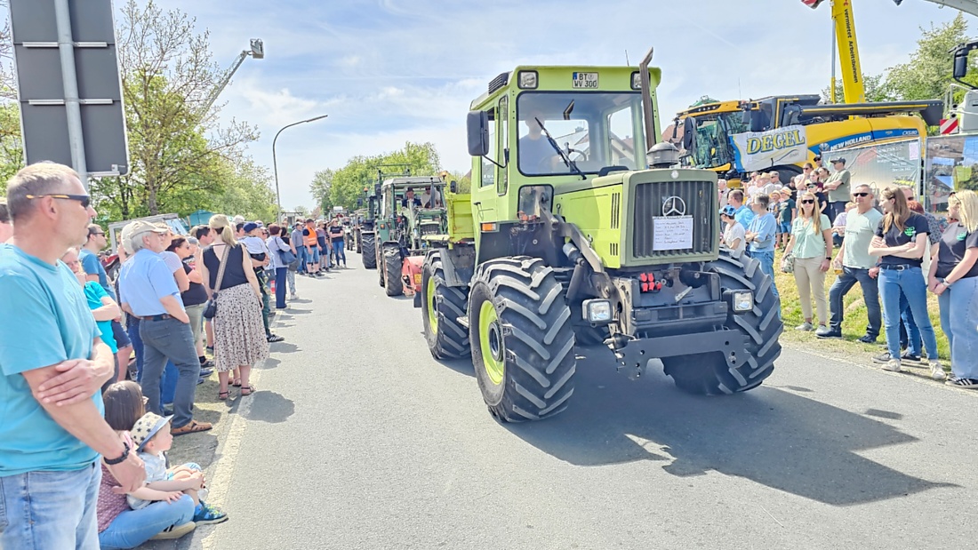 Bulldogtreffen in Kirchenpingarten... die Ausfahrt um 13:30Uhr.
Hunderte Oldtimer-Schlepper nahmen an der Rundfahrt teil.
Zahlreiche Besucher staunten und jubelten den Schleppern und deren Fahrern zu.