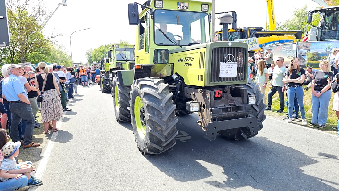 Bulldogtreffen in Kirchenpingarten... die Ausfahrt um 13:30Uhr.
Hunderte Oldtimer-Schlepper nahmen an der Rundfahrt teil.
Zahlreiche Besucher staunten und jubelten den Schleppern und deren Fahrern zu.