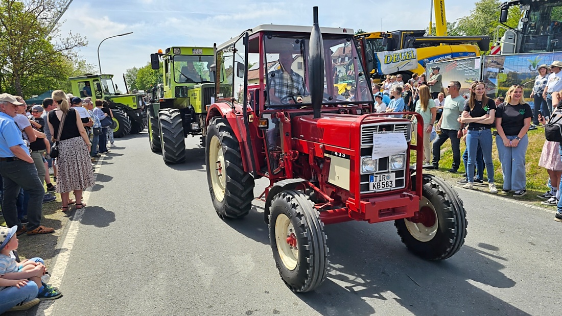 Bulldogtreffen in Kirchenpingarten... die Ausfahrt um 13:30Uhr.
Hunderte Oldtimer-Schlepper nahmen an der Rundfahrt teil.
Zahlreiche Besucher staunten und jubelten den Schleppern und deren Fahrern zu.