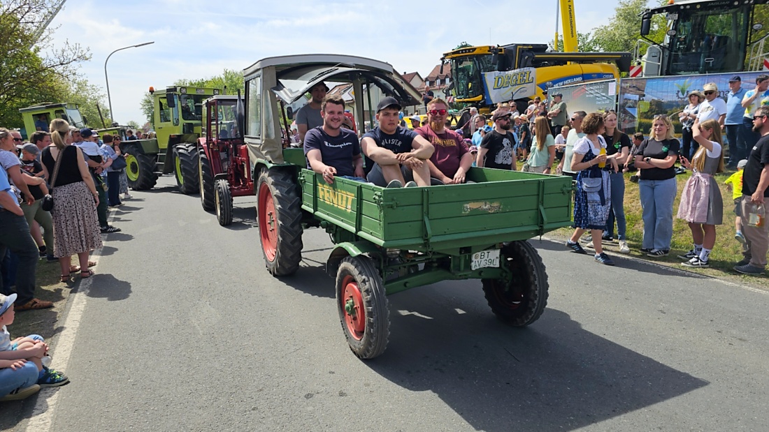 Bulldogtreffen in Kirchenpingarten... die Ausfahrt um 13:30Uhr.
Hunderte Oldtimer-Schlepper nahmen an der Rundfahrt teil.
Zahlreiche Besucher staunten und jubelten den Schleppern und deren Fahrern zu.