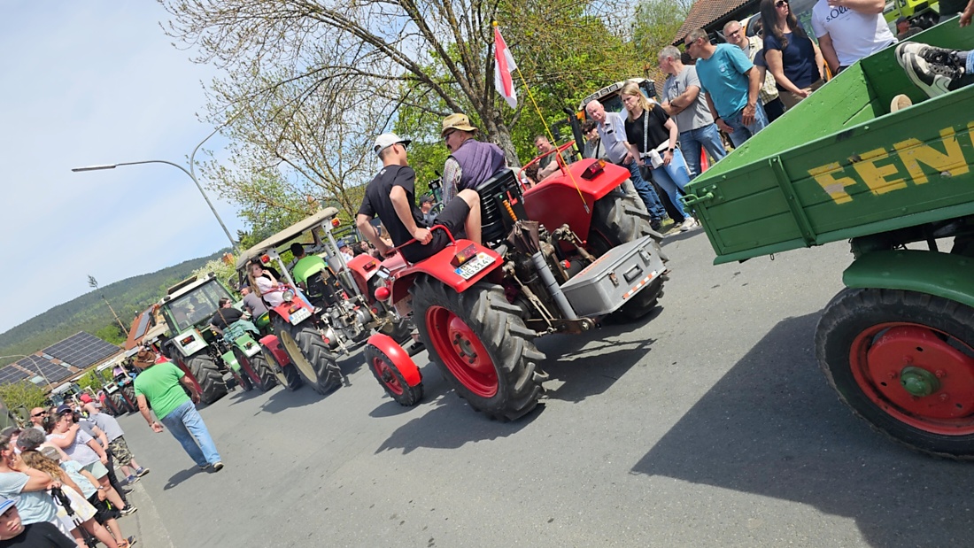 Bulldogtreffen in Kirchenpingarten... die Ausfahrt um 13:30Uhr.
Hunderte Oldtimer-Schlepper nahmen an der Rundfahrt teil.
Zahlreiche Besucher staunten und jubelten den Schleppern und deren Fahrern zu.