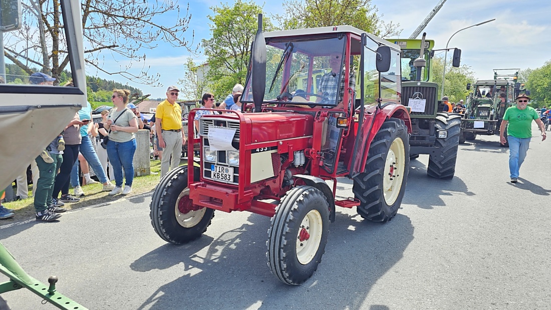 Bulldogtreffen in Kirchenpingarten... die Ausfahrt um 13:30Uhr.
Hunderte Oldtimer-Schlepper nahmen an der Rundfahrt teil.
Zahlreiche Besucher staunten und jubelten den Schleppern und deren Fahrern zu.