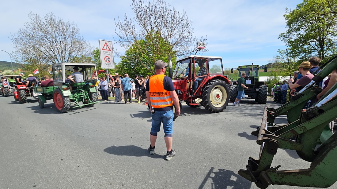 Bulldogtreffen in Kirchenpingarten... die Ausfahrt um 13:30Uhr.
Hunderte Oldtimer-Schlepper nahmen an der Rundfahrt teil.
Zahlreiche Besucher staunten und jubelten den Schleppern und deren Fahrern zu.