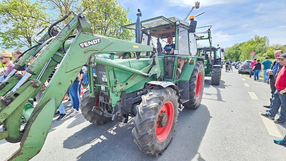 Bulldogtreffen in Kirchenpingarten... die Ausfahrt um 13:30Uhr.
Hunderte Oldtimer-Schlepper nahmen an der Rundfahrt teil.
Zahlreiche Besucher staunten und jubelten den Schleppern und deren Fahrern zu.
