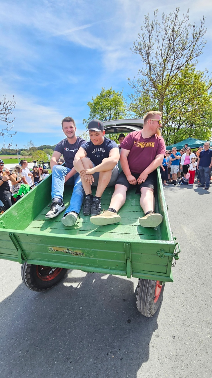 Bulldogtreffen in Kirchenpingarten... die Ausfahrt um 13:30Uhr.
Hunderte Oldtimer-Schlepper nahmen an der Rundfahrt teil.
Zahlreiche Besucher staunten und jubelten den Schleppern und deren Fahrern zu.